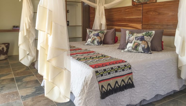 Okutala Etosha Lodge – luxury room with mosquito-netted bed