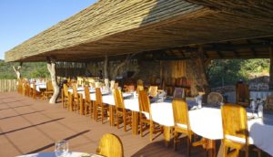 family lodge near Etosha – long dining table on the lodge deck