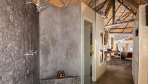 Indoor and outdoor shower in an Ongava Lodge chalet