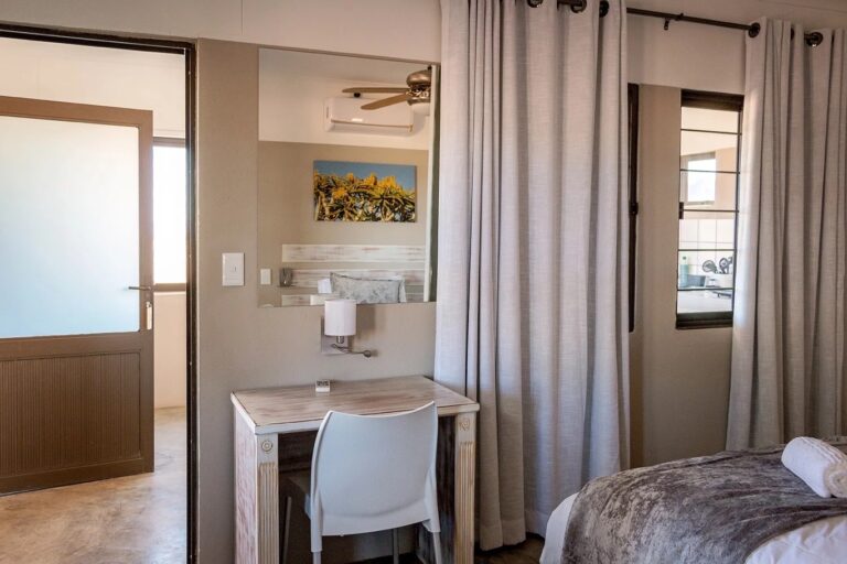 Kronenhof Lodge – air-conditioned guest room and work desk