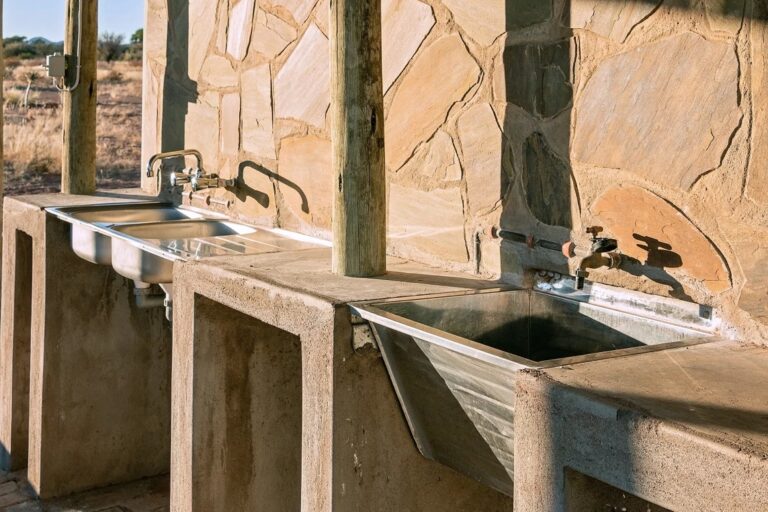 C27 lodge Namibia – outdoor campsite washing-up sinks