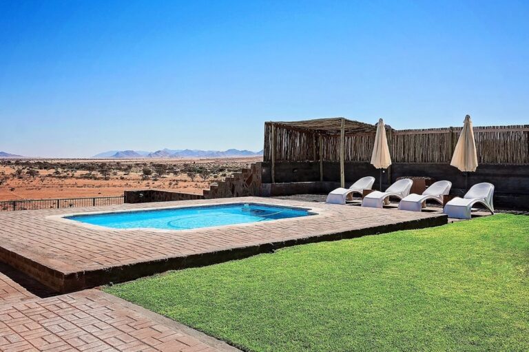 C27 lodge Namibia – outdoor pool with sun loungers