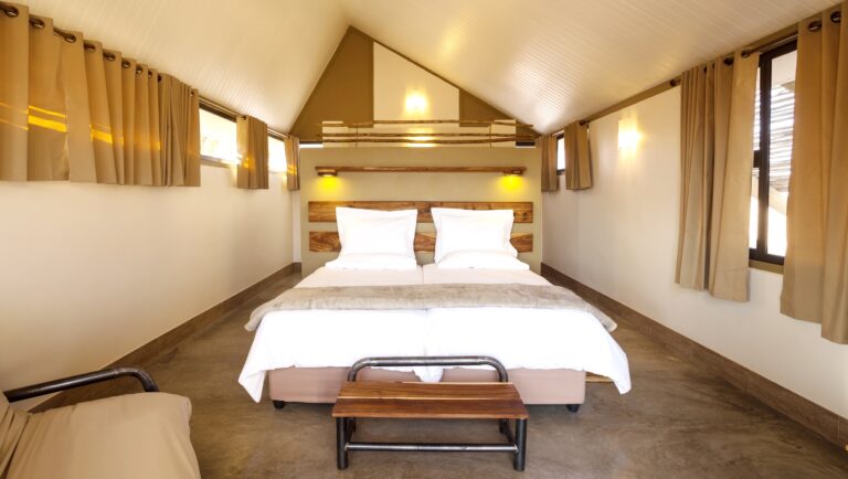 Desert Quiver accommodation – air-conditioned twin bedroom