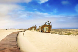 Skeleton Coast lodge – wooden walkway towards the cabins
