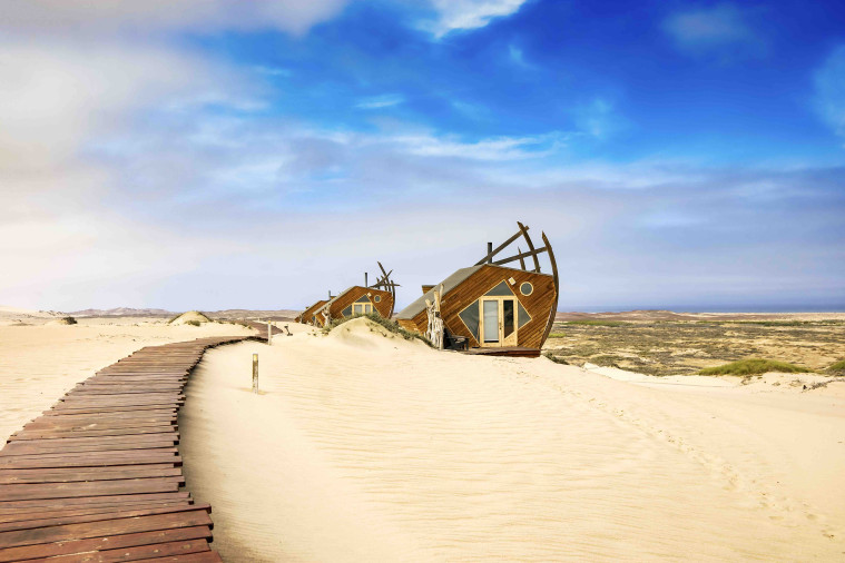Skeleton Coast lodge – wooden walkway towards the cabins