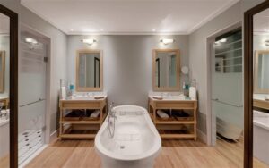 hotel on the Mole Swakopmund – accessible bathroom with support rails