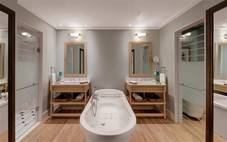 hotel on the Mole Swakopmund – accessible bathroom with support rails