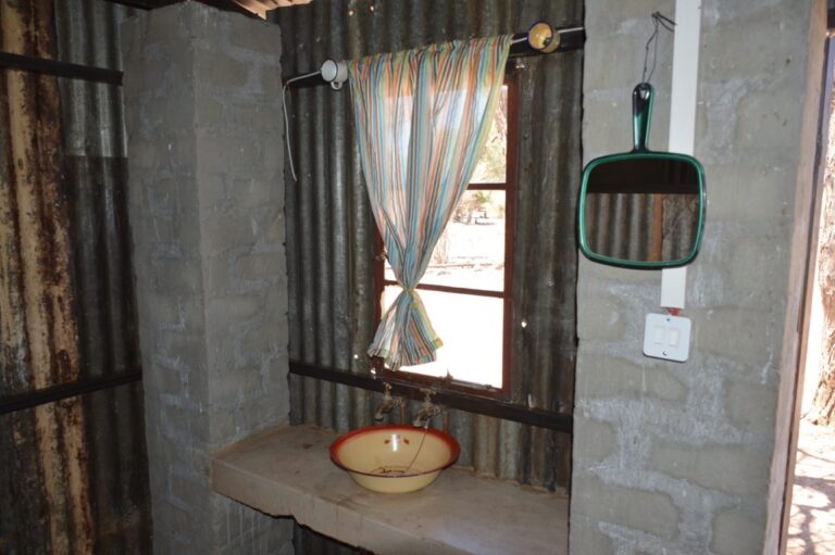 Alte Kalköfen Lodge – rustic en-suite basin with outdoor shower