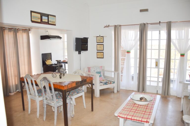 Lithops lodge Namibia – family dining area between two bedrooms