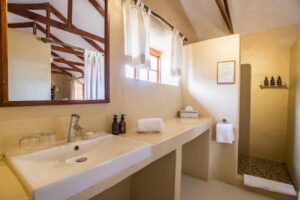 Bagatelle Kalahari – bright en-suite bathroom