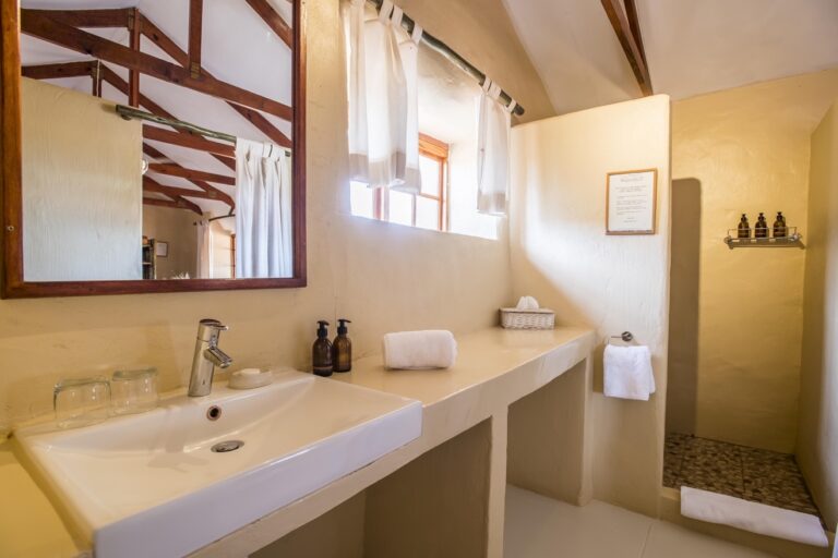 Bagatelle Kalahari – bright en-suite bathroom