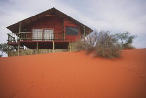 Bagatelle Kalahari – dune chalet on red sand