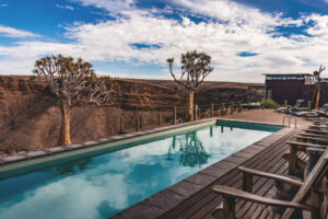 canyon rim accommodation – rim swimming pool and deck