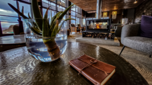canyon rim accommodation – reception table in the lodge