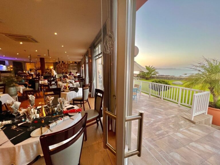 hotel in Lüderitz – Penguin Restaurant sea-view dining