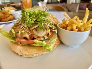 Luderitz Nest Hotel – restaurant burger and fries