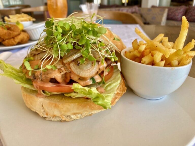 Luderitz Nest Hotel – restaurant burger and fries