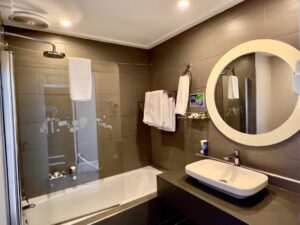 Luderitz Nest Hotel – modern en-suite bathroom with bath