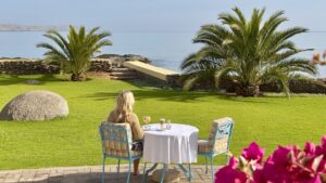 hotel in Lüderitz – private outdoor dining on the lawn