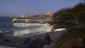 Luderitz Nest Hotel – hotel and rocky coastline