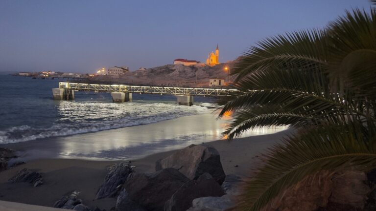 Luderitz Nest Hotel – hotel and rocky coastline