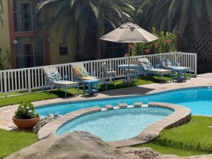 hotel in Lüderitz – family pool area with loungers