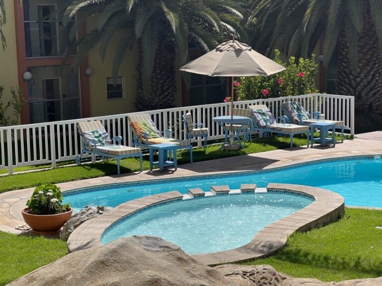 hotel in Lüderitz – family pool area with loungers