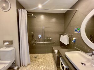 hotel in Lüderitz – wheelchair-accessible bathroom