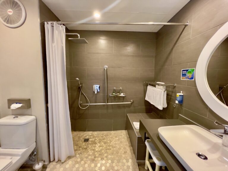 hotel in Lüderitz – wheelchair-accessible bathroom