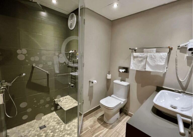 Lüderitz Nest Hotel – adapted accessible bathroom