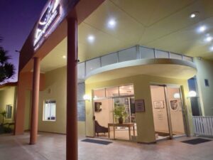 Lüderitz Nest Hotel – illuminated hotel entrance