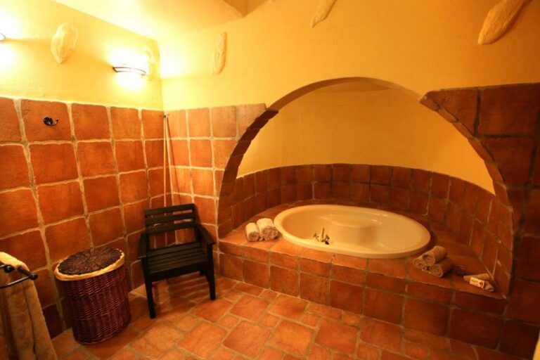 Mount Etjo accommodation – arched bathtub alcove in a suite