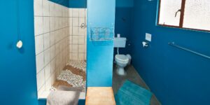 Namtib camping – blue-and-white en-suite bathroom