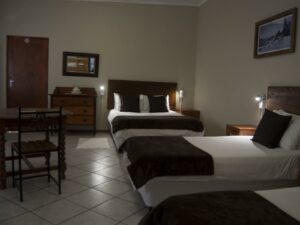 Obelix Guesthouse – family room with twin beds