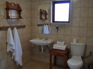 family accommodation in Lüderitz – private tiled bathroom