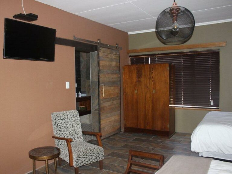 Obelix Guesthouse Lüderitz – guest room with television and wardrobe