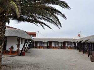 Obelix Guesthouse Lüderitz – guesthouse courtyard and rooms