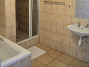 Obelix Guesthouse – bathroom with bath and shower