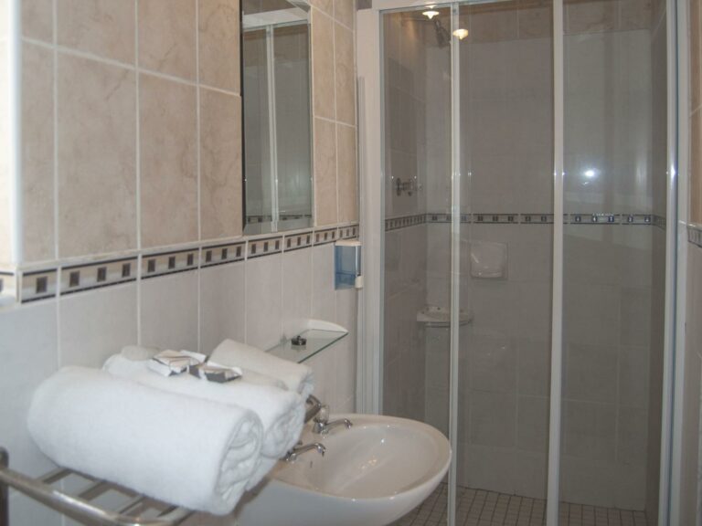 Lüderitz guesthouse – en-suite shower and folded towels