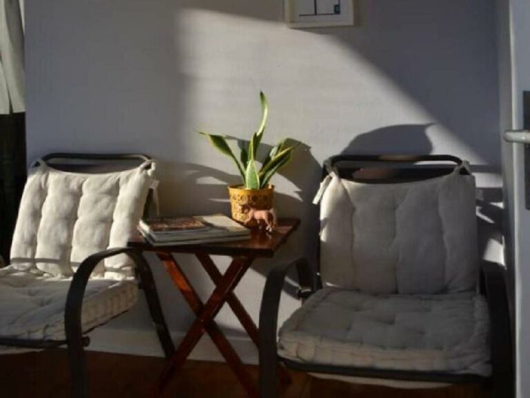 Obelix Guesthouse – shaded outdoor seating