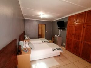 Obelix Guesthouse Lüderitz – spacious double room and wardrobe