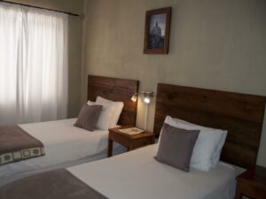 Obelix Guesthouse Lüderitz – twin room with bedside tables