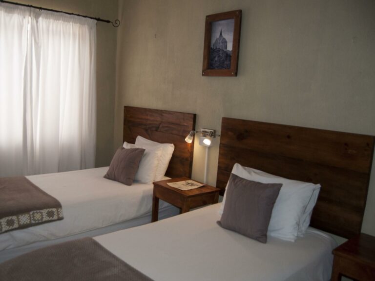 Obelix Guesthouse Lüderitz – twin room with bedside tables
