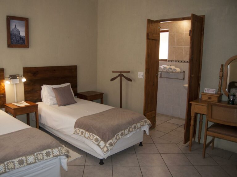 Obelix Guesthouse – twin room and en-suite doorway
