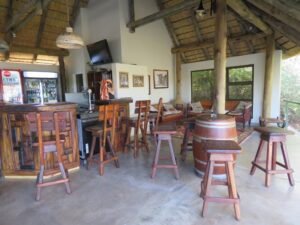 Shametu River Lodge – restaurant and bar beneath a thatched roof