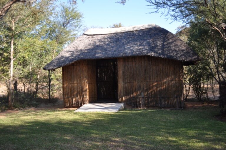 Popa Falls accommodation – simple thatched bush room