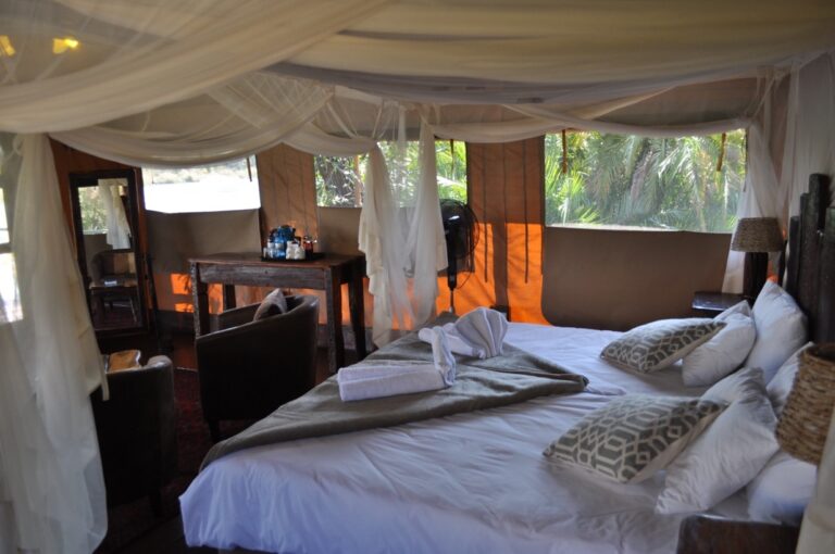 Shametu River Lodge – mosquito-netted bed and seating area
