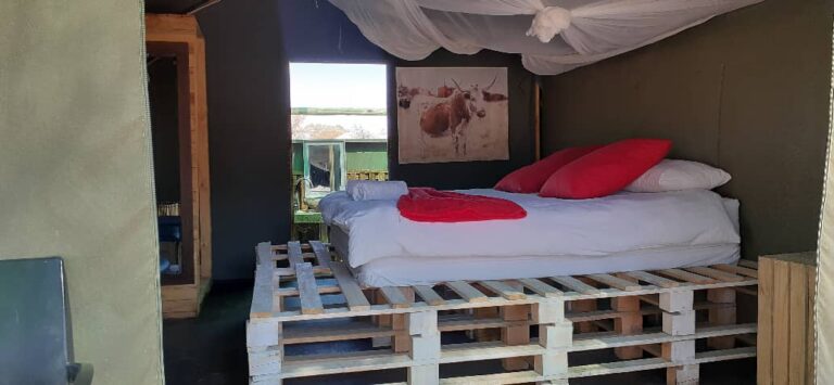 Spitzkoppe Tented Camp – pallet-style double bed with red pillows