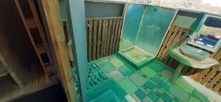 Spitzkoppe accommodation – private green-tiled outdoor bathroom