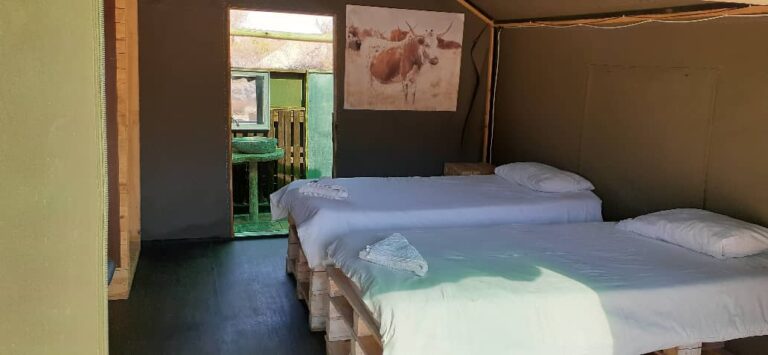 Spitzkoppe campsites – compact twin room adjoining an outdoor bathroom